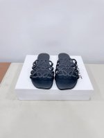 罗意威25S春夏拖鞋 超级仙超好穿的拖鞋整个质感非常棒 轻便也很跟脚～～疯狂种草简约设计感觉更干净优雅让你念念不忘 颜色也很耐看漂亮，上脚瞬间气质十足气场，简直