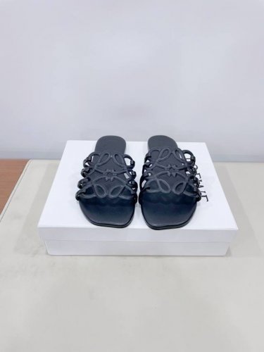 罗意威25S春夏拖鞋 超级仙超好穿的拖鞋整个质感非常棒 轻便也很跟脚～～疯狂种草简约设计感觉更干净优雅让你念念不忘 颜色也很耐看漂亮，上脚瞬间气质十足气场，简直