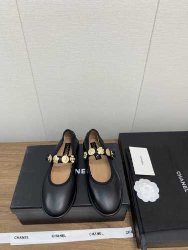 CHANE*｜小香24a玛丽珍新品最美系列 珍珠 芭蕾单鞋 香家高级感这块总让人大写的服气 看起来蛮简单的款式 但上脚就莫名很高阶 之前好多人找我要上班的单鞋这