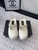 Chanel新款夏季半拖鞋 高版本出货 经典款的设计加上金属圆扣分外抢眼 异常舒适日常搭配 扮酷必备神器 原版定制羊皮链条鞋面 原版羊皮内里 羊皮垫脚 原版开模