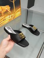 高版本GIVENCHY 纪梵希露趾平底拖鞋出货了，带有品牌标志的金属饰扣与金属质感的银色皮垫搭配，高端大气上档次。鞋面头层牛皮，内里羊皮，35-40码。41-4