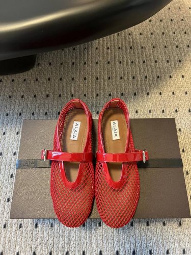 独家新品 Alaia 25 走秀款平底网面芭蕾舞鞋 兜兜转转还得是Alaia 极致的舒适和百搭 交叉带的设计有种芭蕾舞的感觉 章小蕙同款 甜酷芭蕾风 人气超高的
