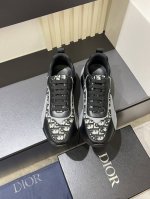 Dio* 可做无标 新品男士运动鞋、鞋面采用原版材料搭配牛皮面，以及由 Daniel Arsham 重新诠释的“Di*r”徽标装饰。鞋面顶部采用白色系带，与富有