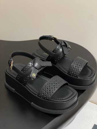 25Ss春夏新款Louis Vuiteeon Lv Maya Flatform 凉鞋防水台厚底凉鞋花卉穿孔镂空凉鞋 本款Maya Comfort凉鞋以漆面牛皮革 - 点击图像关闭
