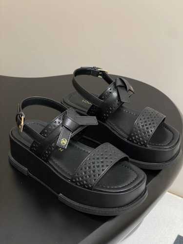 25Ss春夏新款Louis Vuiteeon Lv Maya Flatform 凉鞋防水台厚底凉鞋花卉穿孔镂空凉鞋 本款Maya Comfort凉鞋以漆面牛皮革