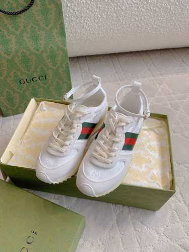 出厂价p Gucc*新款厚底德训鞋 脚踝皮带点缀 休闲又不失优雅的浪漫气息 皮带可拆卸 一鞋两穿 轻盈舒适又灵动 厚底设计拉长腿部线条 原版购入1:1复刻 细节