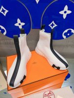 工厂价: 情侣款 品牌：Hermes -Hermes- H H ERMèS爱马仕市面顶级版本 专柜断货王，红薯上的安利款，休闲袜子鞋，鞋头鞋尾侧边都有H字母图案