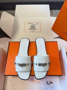 代购级 配飞机盒 Hermes 25Ss爱马仕新配色 Kelly扣平底拖鞋 好穿百搭，夏日必备高端工具鞋 鞋面小牛皮&定制牛仔布面，内里垫脚小牛皮， 意大利进口