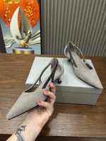 BrunelloCucinelli 。时尚高跟凉鞋上新款了。面料：进口羊绒。内里羊皮，纯铜珠链，上脚美观大方，百分百原版开发。原版包装，码数35 －42。35