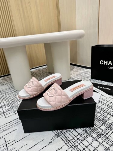 顶级版本 Chanel香奈儿 2025春款 专柜顶级双C凉鞋 这款经典设计；不平凡的双C拥入了多种配色元素 多元化混搭非常好看百搭，上脚非常轻巧 舒适超级秀气优