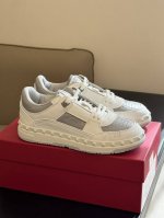 出厂: valenti No 情侣款运动鞋 经典柳丁装饰 极高辨识度 小牛皮和麂皮拼接 质感细节满满 情侣Size 35-45
