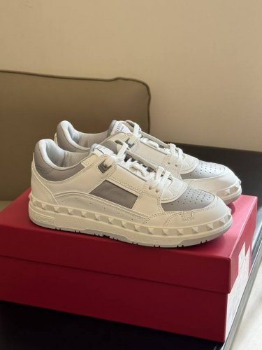 出厂: valenti No 情侣款运动鞋 经典柳丁装饰 极高辨识度 小牛皮和麂皮拼接 质感细节满满 情侣Size 35-45
