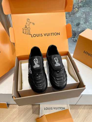 G000所见即所得2025年春夏秀场上推出的 LV Footprint Soccer 运动鞋是 Pharrell Williams 设计的第一款以足球为灵感的运
