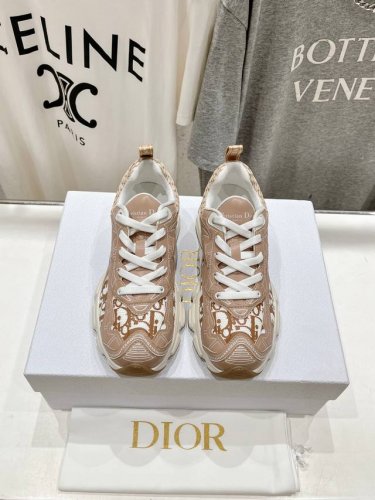 市场高版本 Dior*迪奥D家 Vibe运动鞋是Ss25新款发布秀标志性款式，融入D家高定精神诠释经典跑鞋！原版开发市场顶级版本 透明胶片与网眼织物和金银色皮革