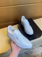 原单品质独家首发 普拉达 独特现代风运动鞋。休闲乐福原版皮 羊里 拒绝脱色磨脚 鞋底：原厂特供原版底，超酷 系带走路都带风风格设计 超舒服耐磨防滑原版底 。就好