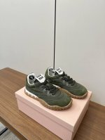 Miu Miu 25ss 春夏新款走秀MiuMiu 德训 休闲鞋 秀场工艺来自Miu Miu系列的细节特写 新季的潮流要素与此刻挚爱的概念，多元对撞，传达现代风