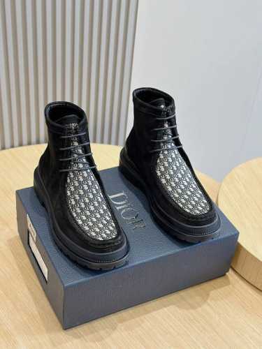 D家 Explorer休闲鞋男士高帮靴鞋－顶级品质 原版复刻，将经典的鞋履款式与复古的加州风格融为一体。便鞋款式设计，方便穿脱。饰以橡胶凹凸鞋底，可搭配休闲服装
