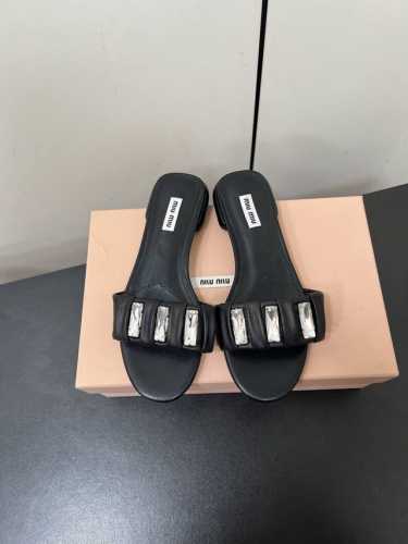 P300Miumi25Ss 春夏 方形钻扣拖鞋 金色 小羊皮 对版平底设计 系列 Miu'miu 经典舒适 制作 原版一致 意大利真皮大底 高版本 原版一致 对