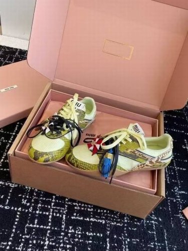 扣加20 miu Miu 25Ss 春夏新款走秀Miumiu 情侣款德训 休闲鞋 秀场工艺来自Miu Miu系列的细节特写 新季的潮流要素一 与此刻挚爱的概念