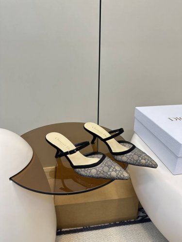 顶级原单 配飞机盒 dior 迪奥 新品猫跟汤钻时尚凉鞋 新品烫钻小猫跟凉鞋 经典的迪奥藤格纹元素 时尚必备款舒适感真的极极好 面料网纱+汤钻 内里采用原单订制