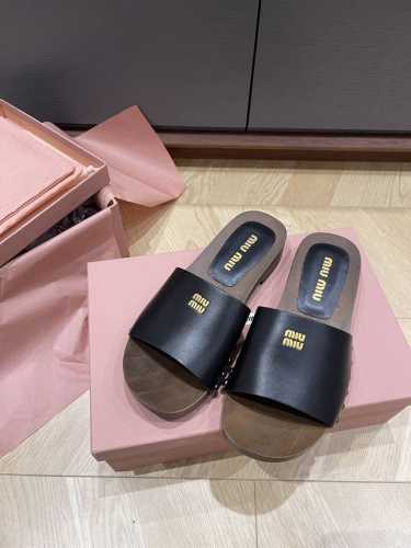 出厂 袜子+10 上新Miumiu 缪.缪.25春夏秀场漆皮袜套木屐凉鞋拖鞋 市面顶级原单版，Zp对比做货，所有细节都跟柜上一致：包括鞋面皮料，鞋垫内里皮料、刻