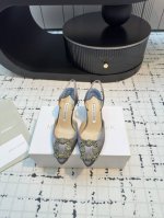 MANOLO BLAHNlK 经典款凉鞋 MB一直是每个女生梦寐以求的美鞋 欲望都市中Mr Big拿着它向Carrie求婚 这么多年过去了 女人们依旧爱着MB。