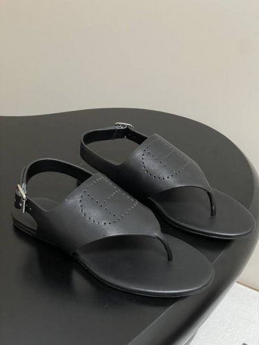 顶级品质 Hermes 爱马仕 H字母激光夹脚人字拖鞋平底凉拖鞋 简约的设计 极具辨识度的H压花 还是第一款，上脚包裹感更强，走路更跟脚 上脚超级百搭好看时髦