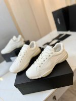 普拉达25Ss 春夏新款 拼色小白鞋厚底舒适休闲款 普拉达比耐克更懂女生！上脚超级百搭！而且超级舒适！是厚底款但是上脚一点都不沉重！ 非常轻便！套上袜套搭配更好