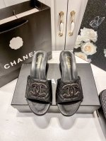 出厂 粗跟 小香厚底拖鞋火热上新非常独特的一款拖鞋 下重金去开模打造 非常适合各种场合 上脚舒服无比 原版一比一复刻而成单个颜色选择强烈推荐客户种草 标准码数