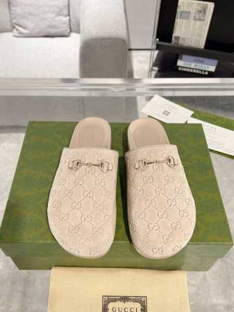 Gucci 女士马衔扣穆勒鞋 半拖鞋 这款鞋履设计源自马衔扣拖鞋，匠心融蕴宽圆头设计。马衔扣最早于20世纪50年代引入Gucci，此后成为品牌本源的象征，以当代 - 点击图像关闭