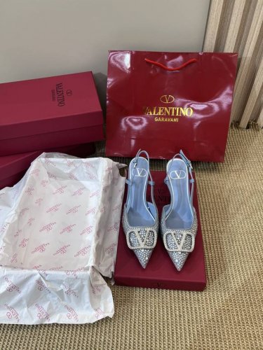 橙子出厂价 Valentino 华伦天奴春夏新款 经典水钻V扣尖头高跟凉鞋 细跟单鞋 高跟鞋 点钻款# 跟高：4.5Cm、7.5Cm 码数：34-40