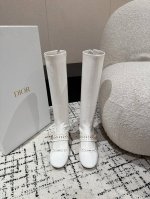 短靴 长靴 DIOR 24 迪奧秋冬新款 秋冬成衣系列发布秀上全新亮相，灵感源自1960年代的优雅与精致。 采用黑色漆皮牛皮革和皮革效果弹力面料精心制作，鞋面饰