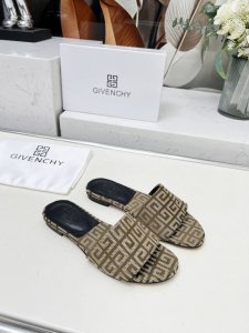 上新啦 纪梵希2025新款拖鞋风格 时尚潮流 时尚达人专配凉鞋 简约不简单 面料 纪梵希材 内里 羊皮 大底 橡胶材质 码数35 41 42 43订做不退放 出