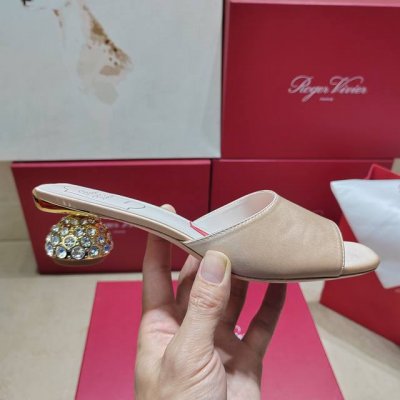 Roger Vivier 225 罗杰维维亚春夏新款花朵钻扣玛丽珍单鞋，亮面漆皮搭配钻扣，一眼被惊艳到仙女们确定不拿下这款绝美玛丽珍单鞋气场妥妥的安排上夏日搭配