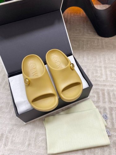 出厂 Loewe 罗意威夏季paulas限定时尚拖鞋系列 超轻拖鞋 超舒服 湿水 去沙滩穿超合适的 颜值也很高 高度2Cm那样 夏季必备款 橡胶发泡一体成型 电