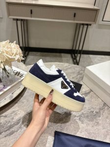 Prada普拉达 春夏最新 厚底三角标 休闲 运动鞋原版购入开发 做货 这款皮革运动鞋时尚简洁，展现出极简风格和运动个性的充分融合。搭配经典的棉质鞋带和轻便的橡
