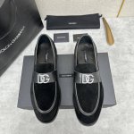 d&G 杜嘉-班纳 Dolce&Gabban* 莫卡辛便鞋 男士乐福鞋皮鞋 以全新版本创意呈现。D G金属英文标Logo标志性标牌装饰别具一格。 风格优雅考究，