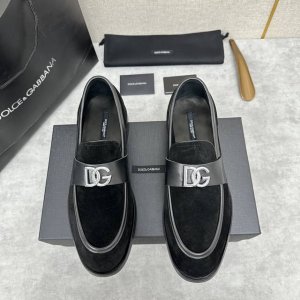 d&G 杜嘉-班纳 Dolce&Gabban* 莫卡辛便鞋 男士乐福鞋皮鞋 以全新版本创意呈现。D G金属英文标Logo标志性标牌装饰别具一格。 风格优雅考究，
