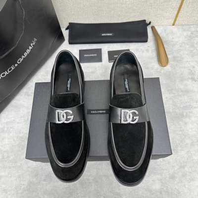 d&G 杜嘉-班纳 Dolce&Gabban* 莫卡辛便鞋 男士乐福鞋皮鞋 以全新版本创意呈现。D G金属英文标Logo标志性标牌装饰别具一格。 风格优雅考究，