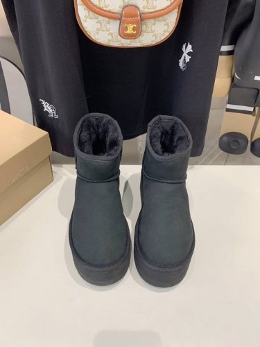 出厂价 Ugg.秋冬氛围感 5cm厚底低筒 最流行的厚底元素 妥妥拉长腿型 隆丰A级皮毛一体 软糯有质感 超级喜欢 Size: 35-40