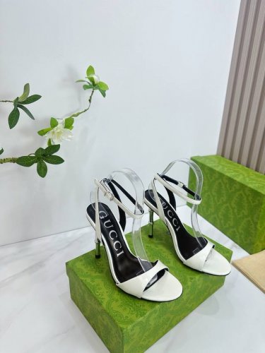 出厂 2025 Sss新款报到 Gucci 古*奇 原单品质 原汁原味的欧式风格 上脚非常完美穿搭上配此鞋 优雅大方 晶莹剔透 无论种各配件材质 都是家独一比一