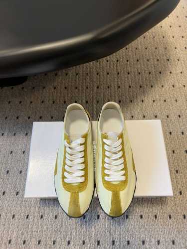 顶级品质 Maisonmargiel* Mm6德训休闲鞋 鬼才设计师品牌，一个轻奢品牌上脚很百搭哦，也很随脚舒适，这一款德国训练鞋延续了经典的T形真皮拼接设计，