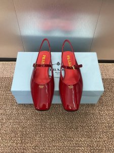 工厂价 PRADA 2025春夏新款方头低跟穆勒女鞋 普拉达粗跟果冻色时尚百搭后空凉鞋材质:鞋面进口牛漆皮+水染羊皮内里+意大利注塑真皮大底跟高：2.5CMSi