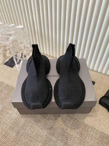 Balenciaga 巴黎世家3Xl镶钻袜子鞋复古休闲运动鞋 推出探索时尚界对于原创与挪用的概念、以全新系列致敬传承与经典，以标志性 Balenciaga 廓形