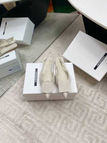 出厂皮面290，布面 Jacquemus 早春新款俏皮可爱时尚好看鸳鸯扣装饰很有少女感，整体日常穿搭非常洋气就对了 对版羊皮面料，羊皮内里 意大利进口真皮大底