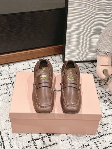 顶级品质 miu fw24 new arrival～ MiuMiu秋冬新款粗跟金币乐福鞋 M家这款小方头粗跟5cm的高度非常合适， 保留了平底金币乐福鞋的鞋型，