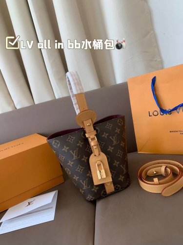 配折叠盒子Lv All In Bb水桶包 Lv尤物值得收藏，又可以搭配俏皮可爱下次想试试洒脱一点穿搭彩色老花 五彩缤纷的少女心满出来这只包适配乐开了花的心情 尺