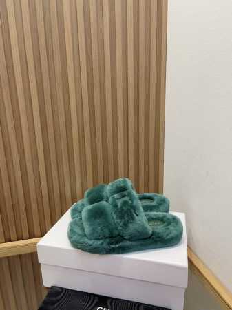 CELINE 塞琳 2024 秋冬新品凯旋门羊毛拖鞋 这一季的赛琳又让我重新爱了它一次！ 这季节美鞋太多这款毛拖 真的是让我无法自拔真太可爱了～ 毛茸茸的羊毛是 - 点击图像关闭
