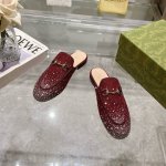 1803-1 酒红G钻 35-41 作为Gucci设计传承的杰出代表，Jordaan系列饰马衔扣乐福鞋生动彰显经典优雅格调。这款鞋履采用品牌标志性字母图案帆布，