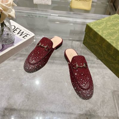 1803-1 酒红G钻 35-41 作为Gucci设计传承的杰出代表，Jordaan系列饰马衔扣乐福鞋生动彰显经典优雅格调。这款鞋履采用品牌标志性字母图案帆布，